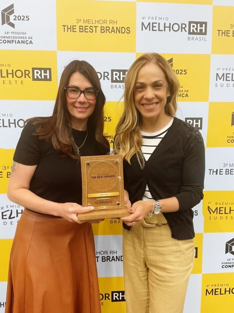 Troféu do prêmio The Best Brands na categoria Facilities da RS Serviços, exibido no evento Melhor RH, destacando a conquista da marca no setor de facilities.