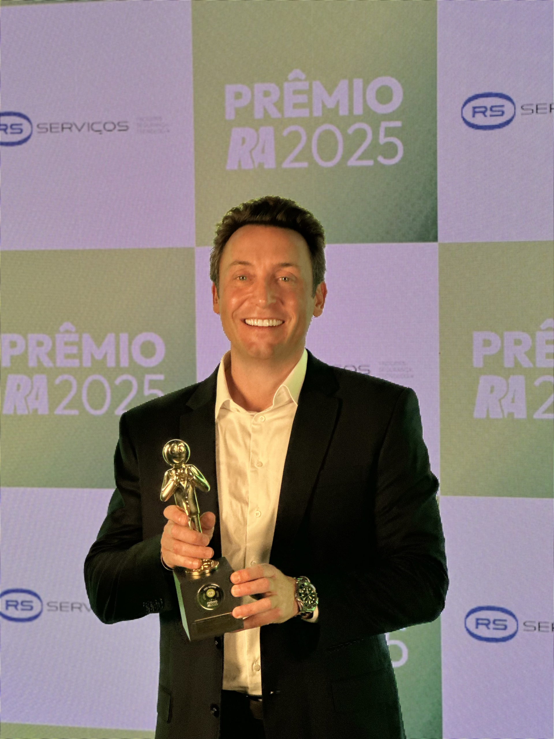 Imagem destaque: Renato Alves vence o Prêmio CEO RA1000 2025